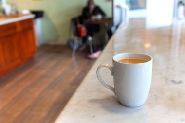 Mermer bir masada kahve olan bir kupa