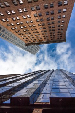 Yansımaları ile binaların aşağıdan görünüm