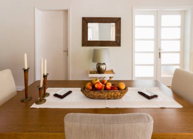 ahşap yemek masası.