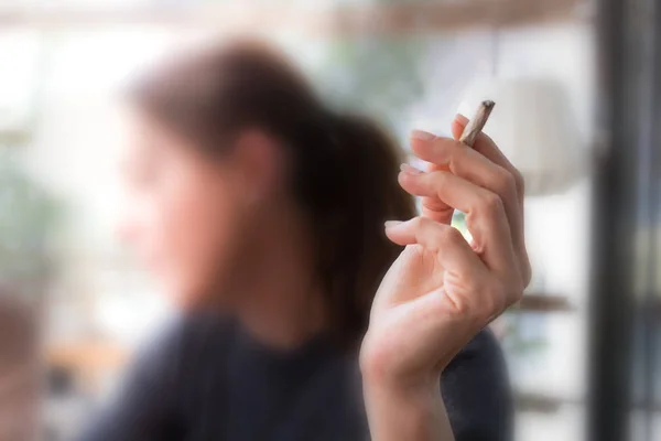Mão feminina segurando um cigarro — Fotografia de Stock