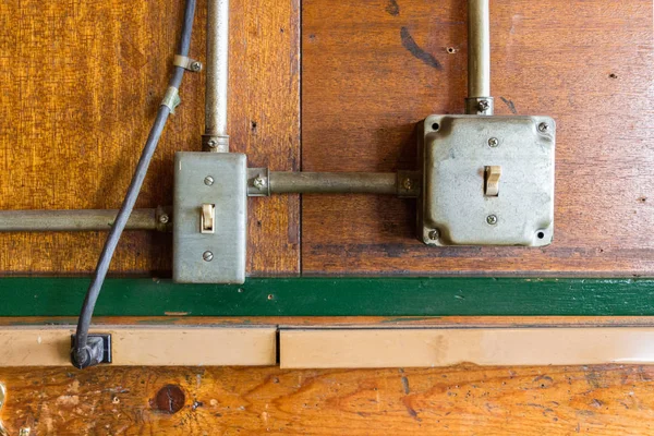 Bir duvarda iki retro ışık anahtarları. — Stok fotoğraf