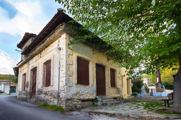 Une vieille maison dans un coin de rue, Grèce . — Photo