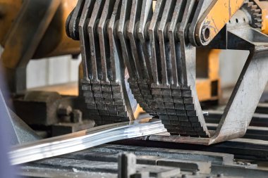 Alüminyum profil çeken bir çekmecenin detayı.