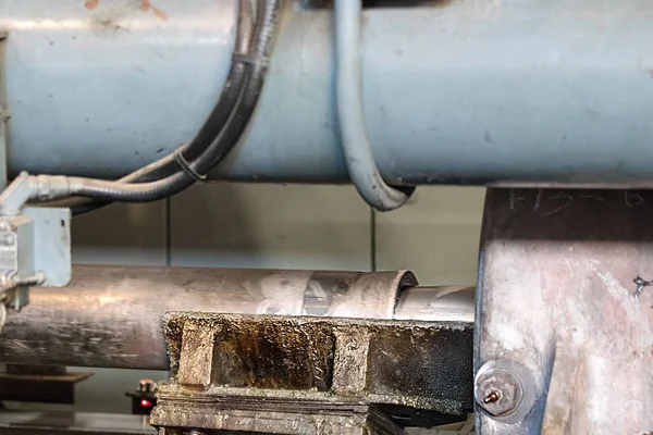 Alüminyum ekstrüzyon presinin kısa vuruşunun detayı.