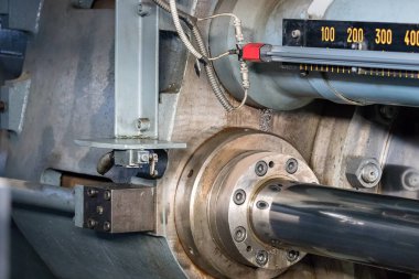 Alüminyum ekstrüzyon presinin kısa vuruşunun detayı.