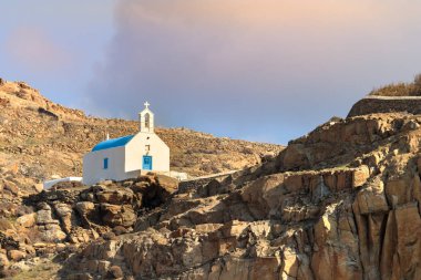 Yunanistan'ın Yeni Mikonos limanında küçük bir ortodoks kilisesi.