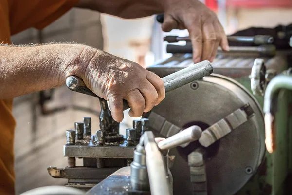 Um trabalhador do sexo masculino que opera um torno dentro de uma fábrica de alumínio . — Fotografia de Stock