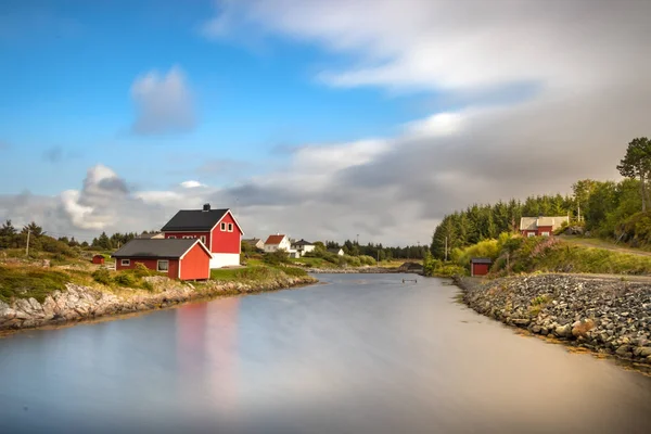Rzeka i czerwone malowane drewniane domy w miejscowości Dyrnes, Norwegia — Zdjęcie stockowe