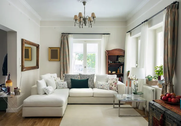Grande sala de estar muito bight com piso de madeira de carvalho, quatro assentos — Fotografia de Stock