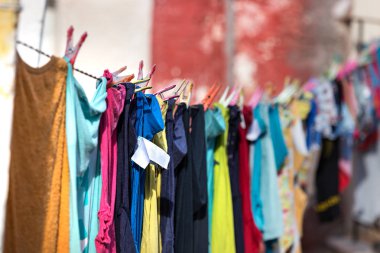 Çok renkli giysiler asılı ve bir çizgi açık havada bir ev kurutma, Pylos, Yunanistan.