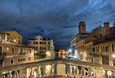 Gece Venedik'te Pescaria Di Canaregio bir köprüden görünümü, İtalya.