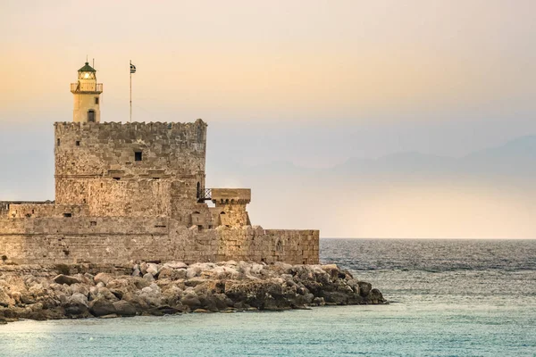 Latarnia morska na Mandraki Harbour, Rodos, Grecja. — Zdjęcie stockowe