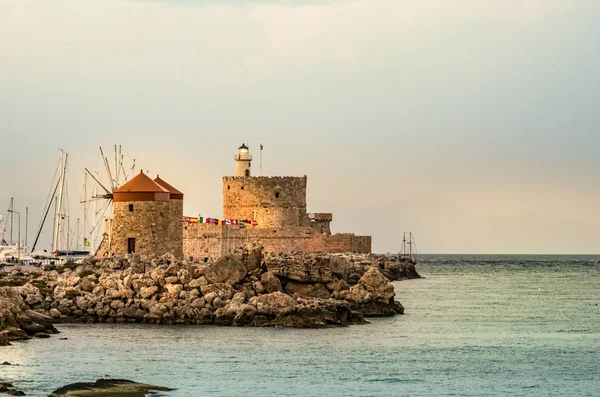 Wiatraki i latarnia morska w porcie Mandraki, Rodos, Grecja — Zdjęcie stockowe