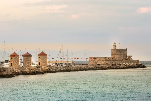 Moulins à vent et phare au port de Mandraki, Rhodes, Grèce — Photo