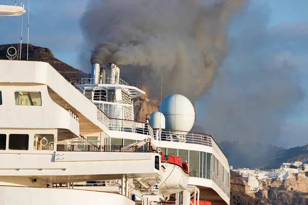 Detalle de un embudo de barco humo gris de motores diesel . — Foto de Stock