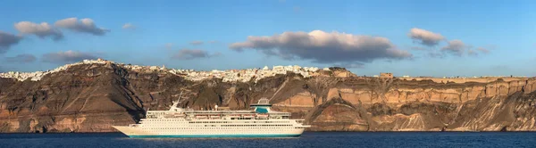 Vista panorámica de la ciudad de Thira y un crucero en Santori — Foto de Stock