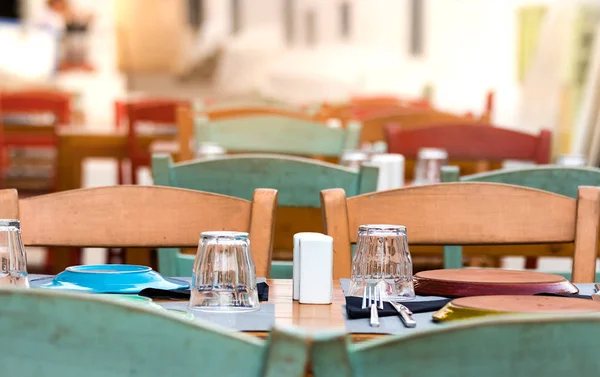 Vue Perspective Une Table Bois Avec Chaises Verres Assiettes Extérieur — Photo