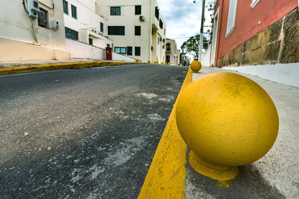 Vue d'en bas d'une rue vide au centre ville de Pylos , — Photo