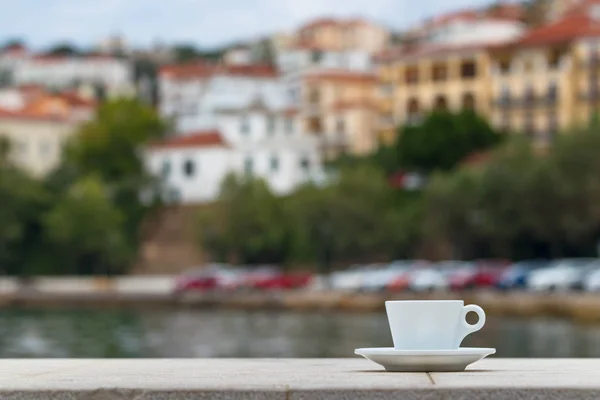 Pylos Yunanistan Rıhtımında Bir Duvarda Bir Espresso Kahve Fincanı — Stok fotoğraf