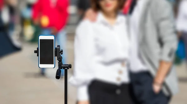 Een Mobiel Geplaatst Een Statief Gebruiken Voor Een Selfie Buitenshuis — Stockfoto