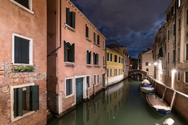 Un canal étroit - rue avec des bateaux à Venise la nuit, Italie . — Photo