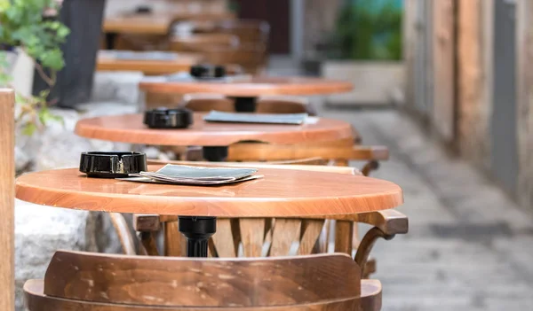 Perspective Tables Bois Avec Cendrier Devant Bar Split Croatie — Photo