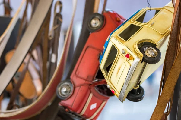 Pequenos carros de brinquedo vintage pendurados em um fio em um mercado de rua na Croácia . — Fotografia de Stock