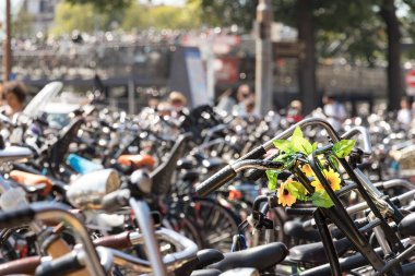 Bicycl yüz park edilmiş bir bisiklet çiçekleri ile bir gidon