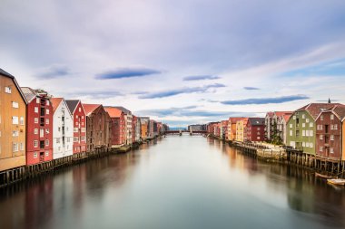 Renkli evler ve Nidelva Nehri, Trondheim, Norveç.