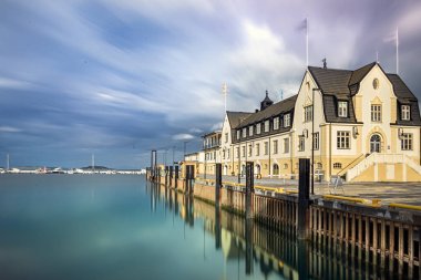 Harstad Limanı'ndaki Hurtigrut rıhtımında bir Art Nouveau binası, Troms County, Norveç.