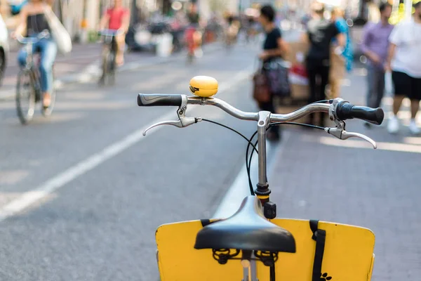 Una bicicleta con una campana amarilla en el manillar aparcada en el aparador —  Fotos de Stock