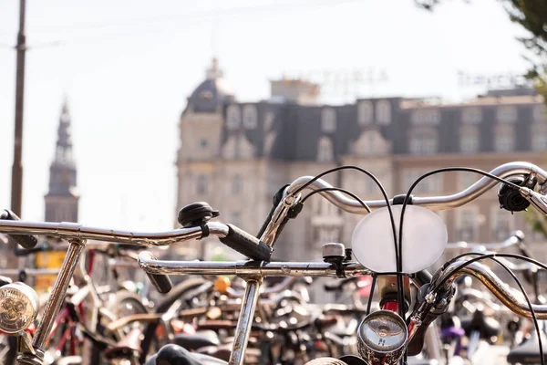 Un manillar de una bicicleta aparcada con cientos de bicicletas en Amsterd —  Fotos de Stock