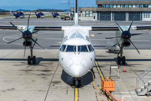 Самолет с двойным турбовинтовым двигателем припаркован рядом с самолетом в Беген-Инте. — стоковое фото