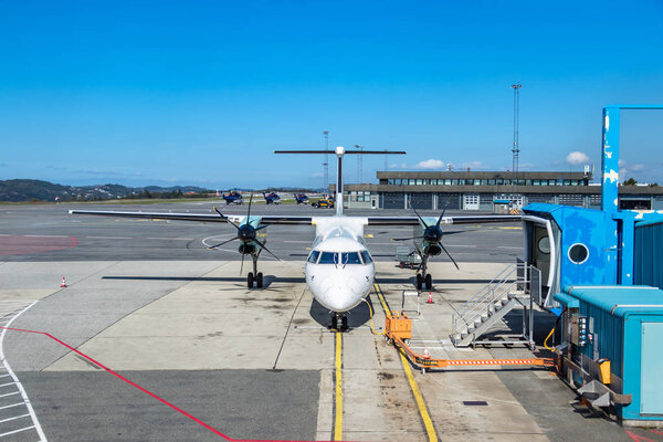 Самолет с двойным турбовинтовым двигателем припаркован рядом с самолетом в Беген-Инте.
