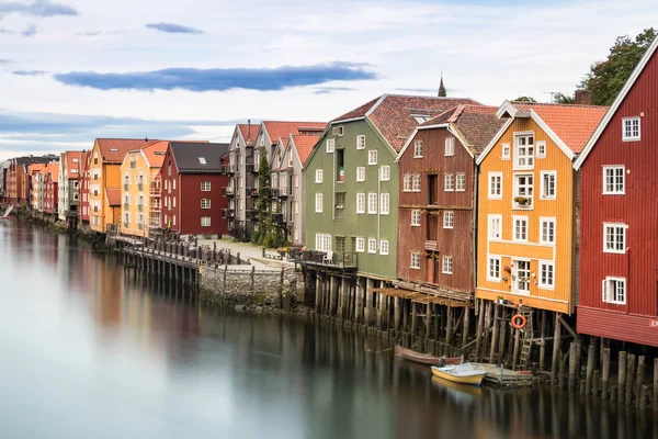 Maisons colorées et la rivière Nidelva, Trondheim, Norvège . — Photo