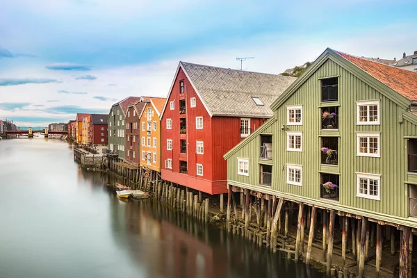 Барвисті будинки і річки Нідева, Тронхейм, Норвегія. — стокове фото