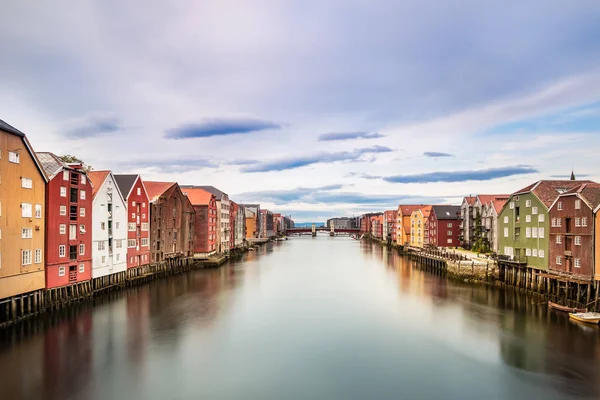 Барвисті будинки і річки Нідева, Тронхейм, Норвегія. — стокове фото