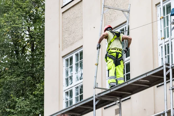 Ein Mann steht auf einem Baugerüst in der Innenstadt von Berlin. — Stockfoto