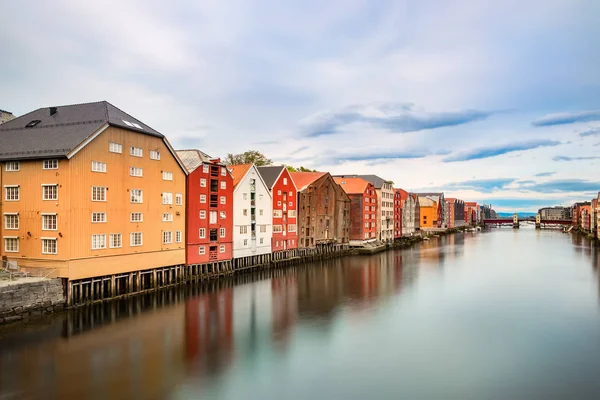 Maisons colorées et la rivière Nidelva, Trondheim, Norvège . — Photo