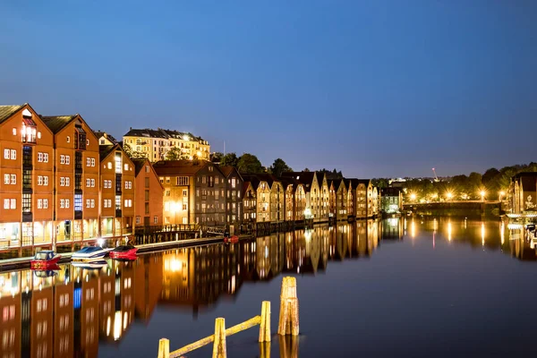 Panorama des maisons colorées et de la rivière Nidelva, Trondheim . — Photo