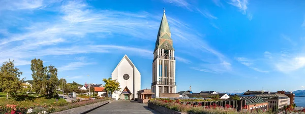 Panoramiczny widok na Molde Domkirke, Katedra w Molde, Norwegia. — Zdjęcie stockowe