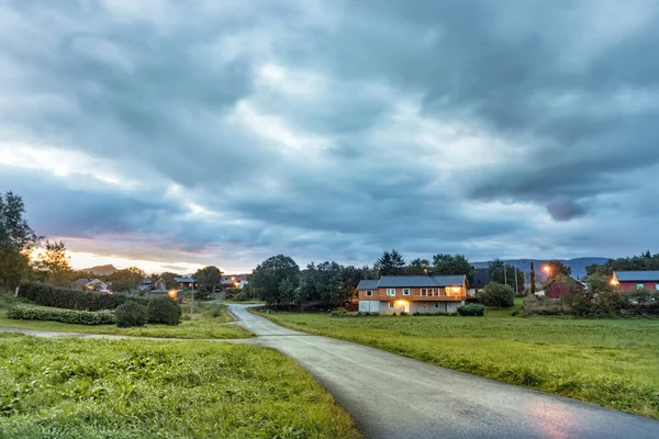 A estrada Gardsoy e suas casas de madeira em Bronnoysund no verão, Noruega . — Fotografia de Stock