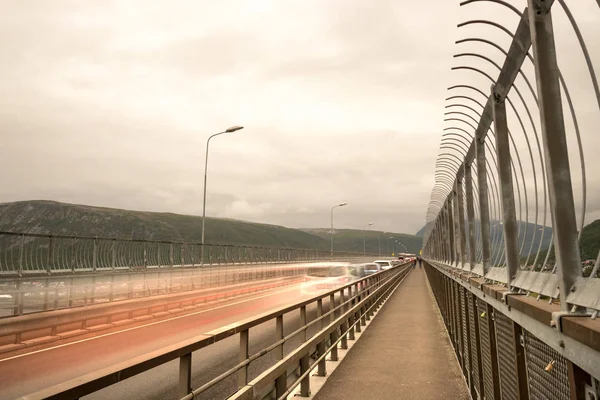 Calçada Ponte Tromsoebrua Tromso Com Caudas Leves Carros — Fotografia de Stock