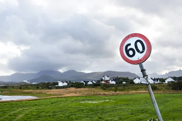 Leknes, Norveç'te bir yolda 60 Km maximun hız işareti. — Stok fotoğraf
