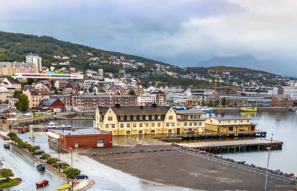 Puerto y ciudad de Harstad, isla de Hinnoya, condado de Troms, Noruega . —  Fotos de Stock