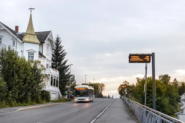 Un arrêt de bus électronique avec horaire à Tromso, Norvège . — Photo