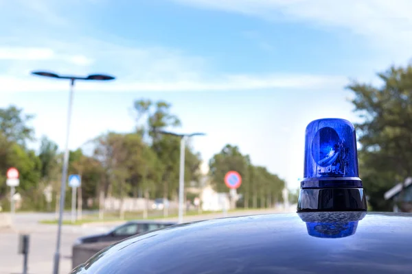 Primer plano de la sirena de luz de techo azul vintage de un coche de policía . — Foto de Stock