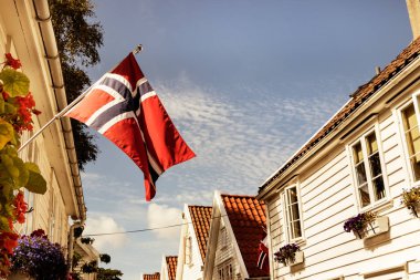 Stavanger açık bir evin ahşap duvarüzerinde Norveç bayrağı.