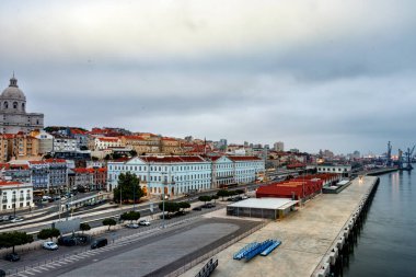 Lizbon, Portekiz bulutlu bir günde Lizbon Limanı ve şehir merkezinin panoramik görünümü.