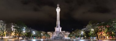 Restauradores meydanının panoramik manzarası ve geceleri dikilitaş, Lizbon, Portekiz.